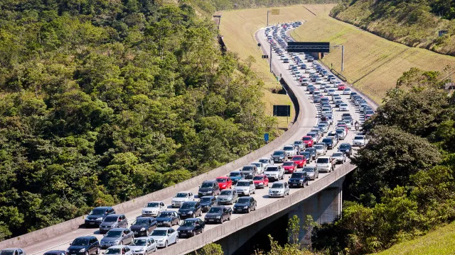 Concessionárias preveem saída de 26 milhões de veículos no feriado; veja melhor horário para viajar - ClickCampos